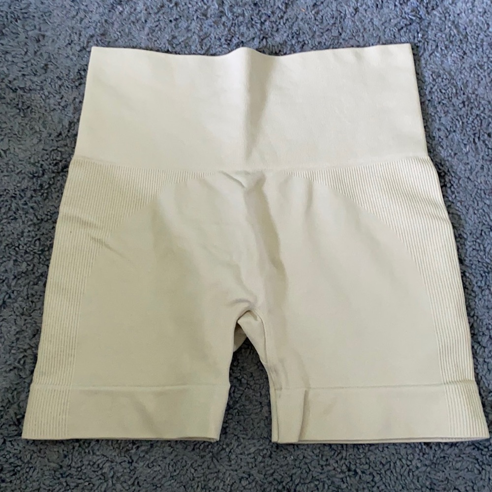 Set active oat milk shorts NWOT